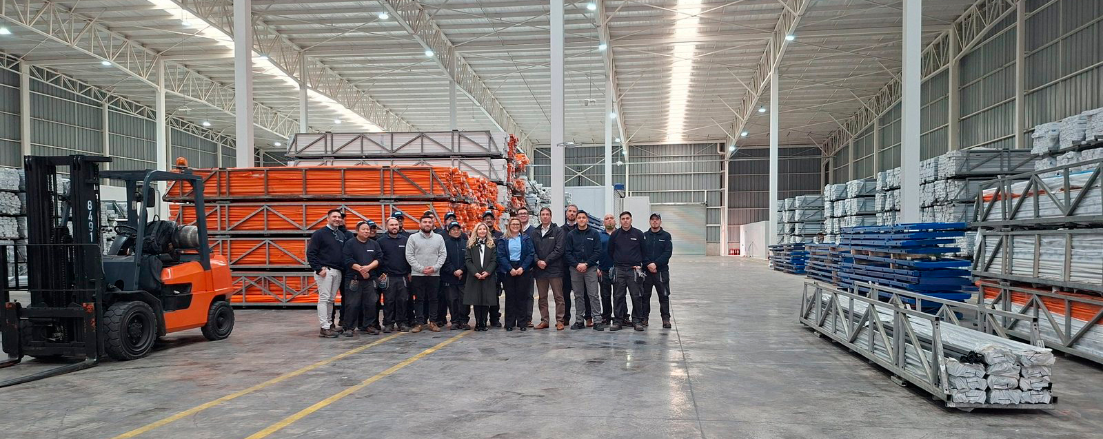 Equipo Deceuninck Chile en su planta